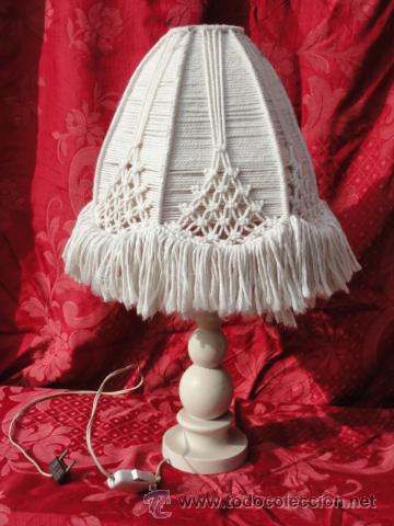 Antig&uuml;edades: DECORATIVA L&Aacute;MPARA DE SOBREMESA CON PANTALLA DE MACRAM&Eacute;. - Foto 1