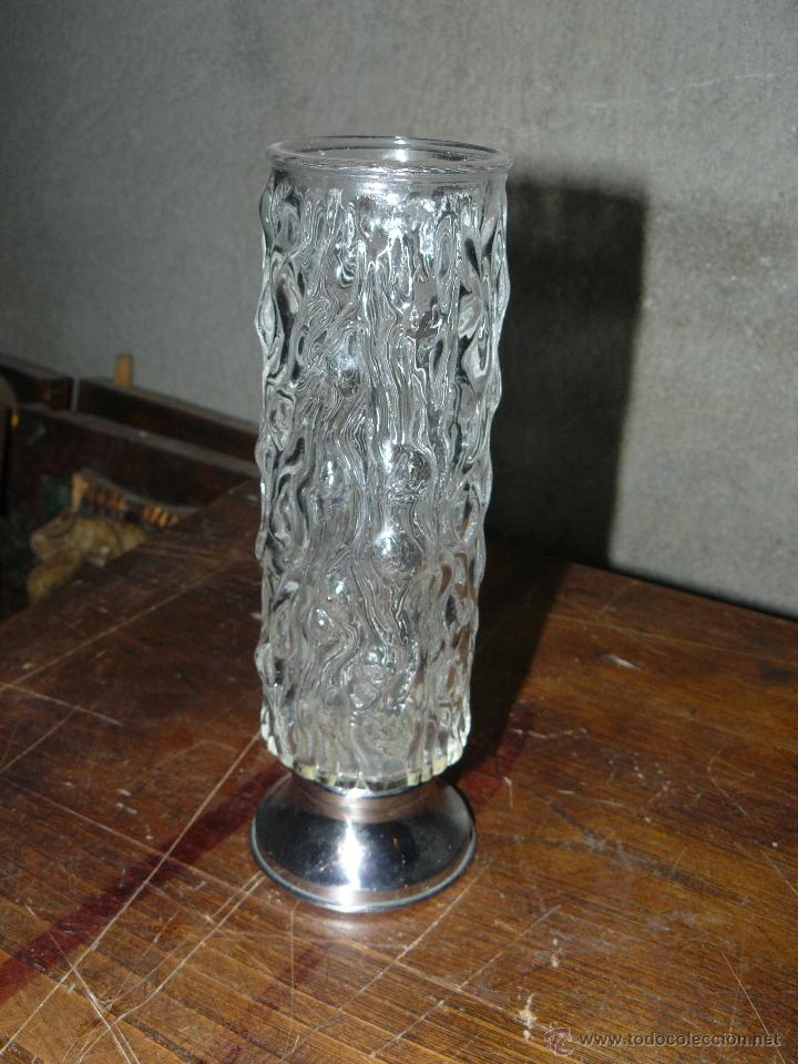 Antigüedades: VIOLETERO DE CRISTAL TALLADO Y METAL