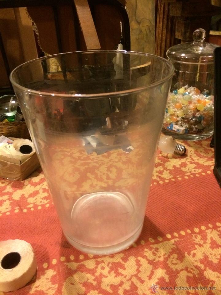 Antig&uuml;edades: bonito florero de vidrio antiguo