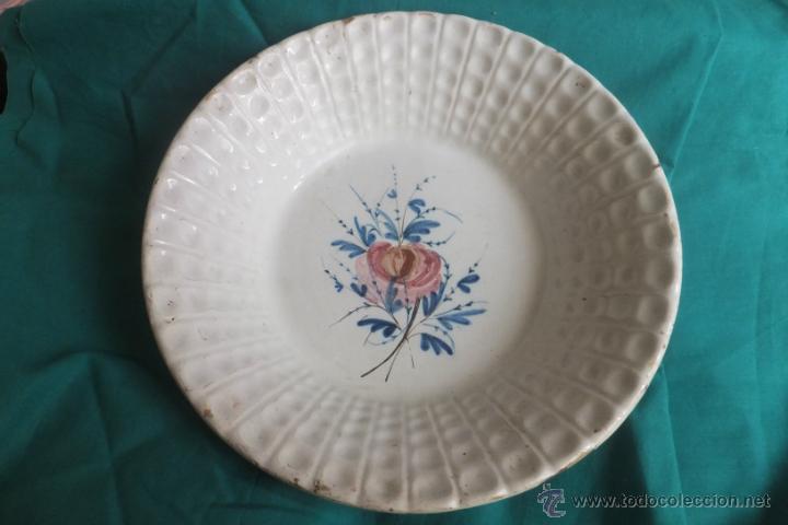 Antig&uuml;edades: Plato agallonado Lorca ( Murcia ) con flor - Foto 1