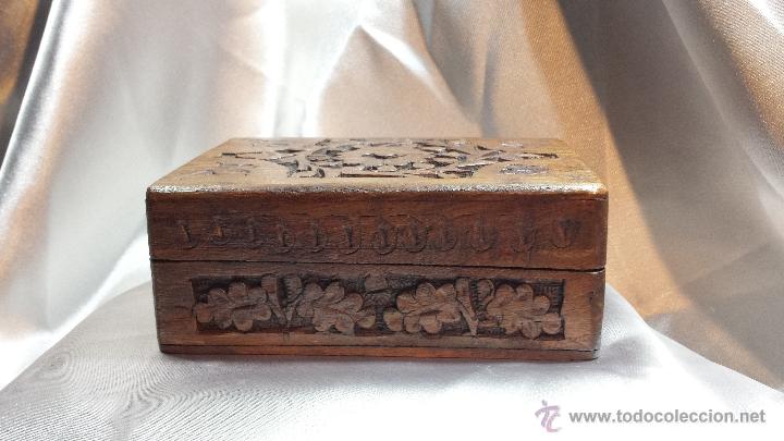 Antig&uuml;edades: Caja de madera ind&uacute; - Foto 1