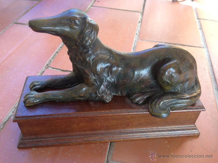 Antig&uuml;edades: ESCULTURA EN CALAMINA PERRO SENTADO - Foto 1