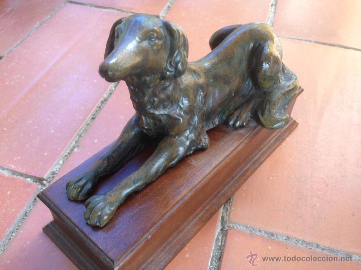 Antig&uuml;edades: ESCULTURA EN CALAMINA PERRO SENTADO - Foto 2