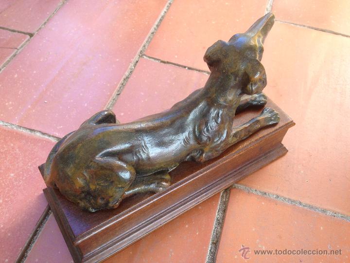 Antig&uuml;edades: ESCULTURA EN CALAMINA PERRO SENTADO - Foto 3