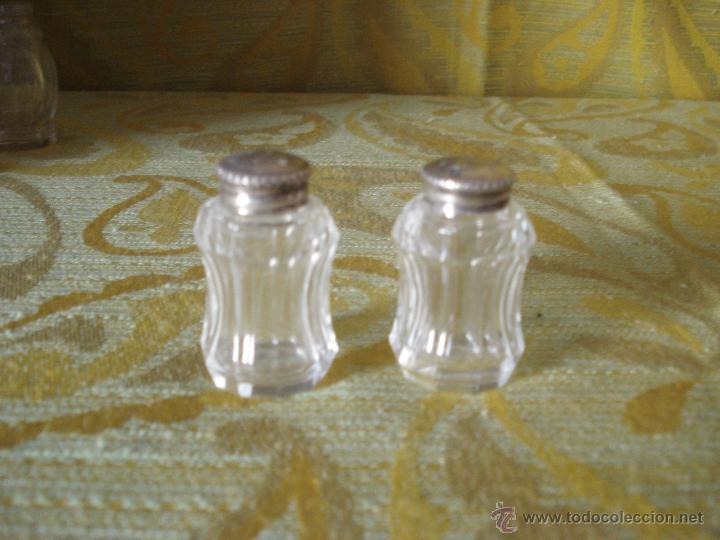 Oggetti Antichi: SALEROS DE CRISTAL TALLADO Y DIFUSOR DE PLATA (925)