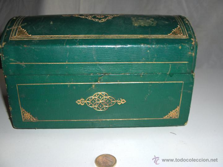 Antig&uuml;edades: caja con forma de baul - Foto 1