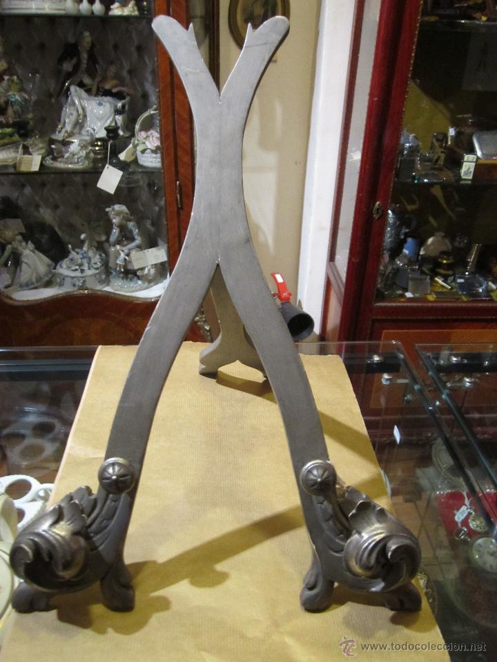 Antiguidades: Antiguo atril en madera plateada, con patas talladas. Medida: 44 x 29 cms.