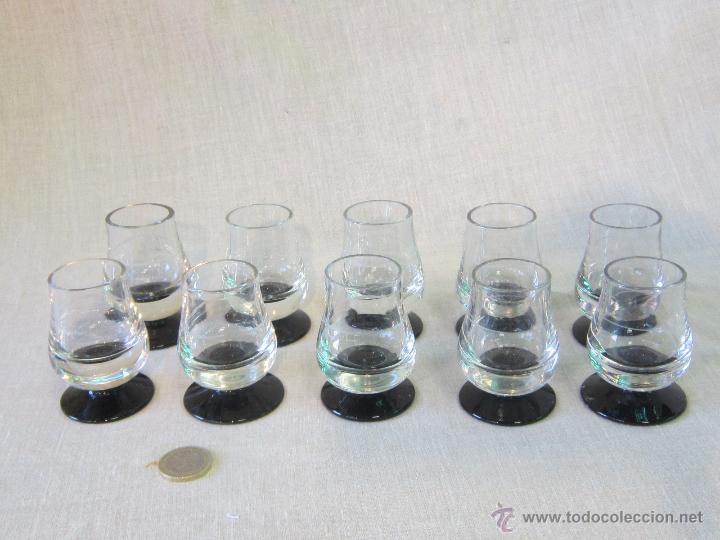 Antig&uuml;edades: JUEGO DE 10 VASOS DE LICOR - Foto 1