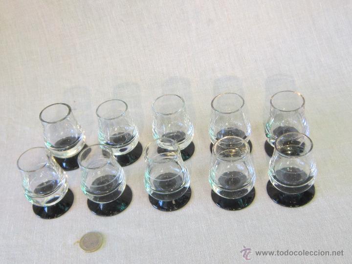 Antig&uuml;edades: JUEGO DE 10 VASOS DE LICOR - Foto 2
