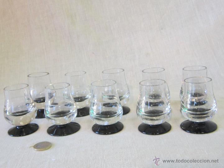 Antig&uuml;edades: JUEGO DE 10 VASOS DE LICOR - Foto 3