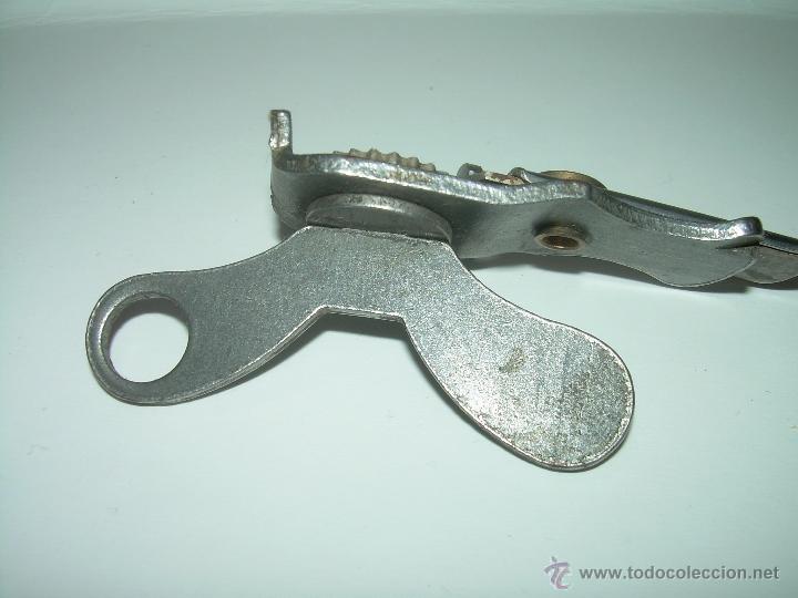 Antig&uuml;edades: ANTIGUO Y RARO ABRIDOR DE LATAS DE CONSERVA. - Foto 4
