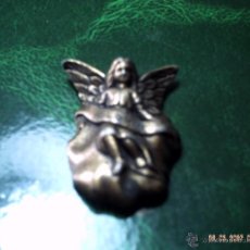 Oggetti Antichi: PEQUEÑO ANGEL CON ORLA FUNDIDO EN BRONCE. 35 X 25 MM.. Lote 41659416