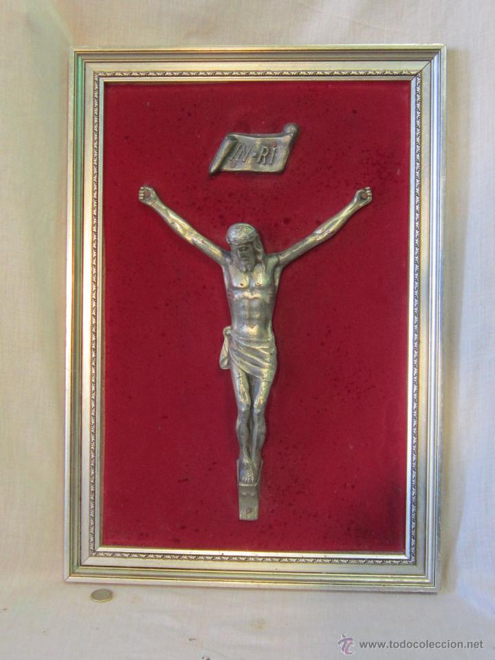 Antig&uuml;edades: CUADRO CON CRISTO EN METAL Y MARCO DE MADERA - Foto 1