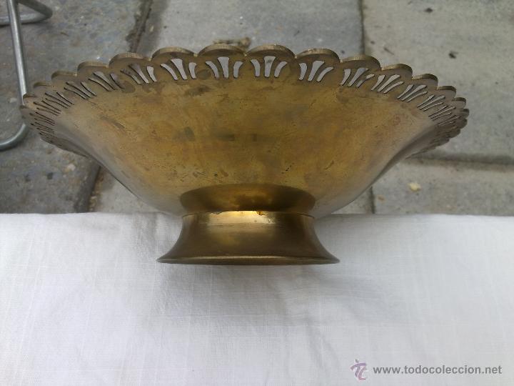 Antig&uuml;edades: FRUTERO O CENTRO DE MESA DE BRONCE ESMALTADO - Foto 2