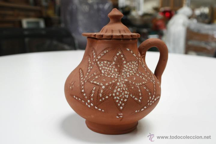 Antig&uuml;edades: JARRA CON TAPA CON DECORACI&Oacute;N DE ENCHINADO DE CECLAV&Iacute;N, C&Aacute;CERES. 16.5 CMS. DE ALTURA.