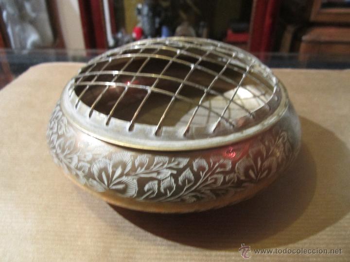 Oggetti Antichi: Esenciero de bronce repujado. 14 cms. de di&aacute;metro x 5 cms. altura.