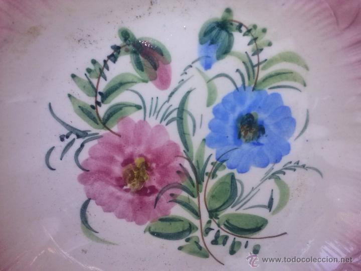 Antig&uuml;edades: antiguo plato de manises pintado a mano - Foto 2