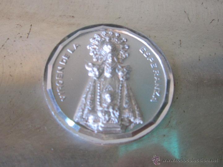 Antig&uuml;edades: BANDEJA EN METAL CON LA VIRGEN DE LA ESPERANZA - Foto 2