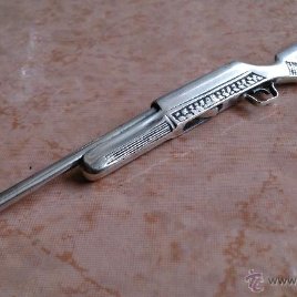 Miniatura de rifle de caza mayor en plata de ley .