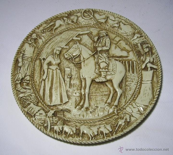 Antig&uuml;edades: PLATO  TERRACOTA   PINTADA  EN  RELIEVE - Foto 1