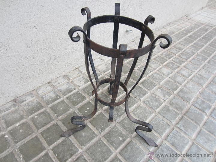Antig&uuml;edades: posatiestos modernista de forja