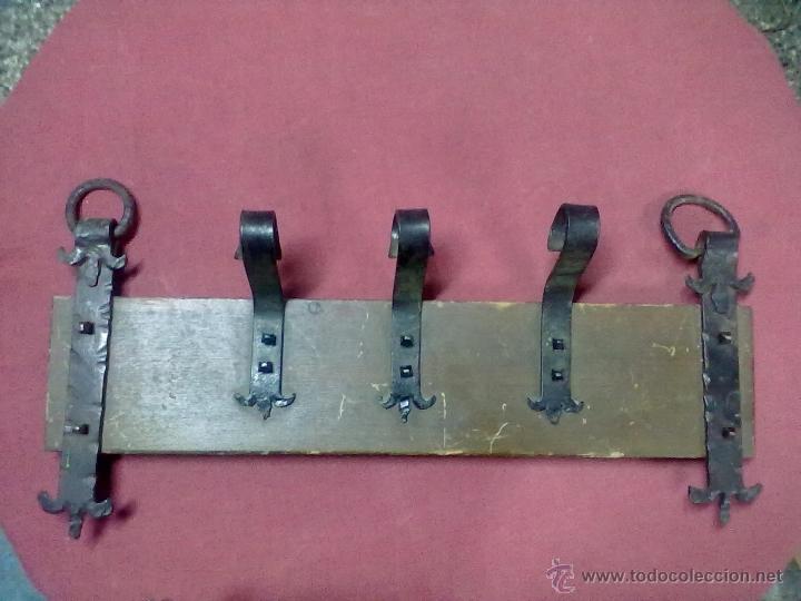 Antig&uuml;edades: PERCHERO MADERA E HIERRO PARA ENCERAR. - Foto 1