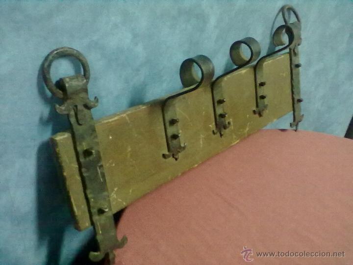 Antig&uuml;edades: PERCHERO MADERA E HIERRO PARA ENCERAR. - Foto 2