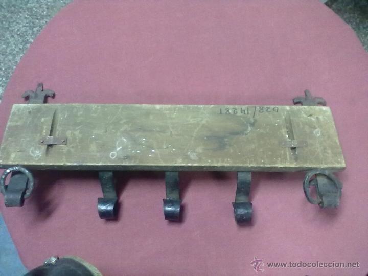 Antig&uuml;edades: PERCHERO MADERA E HIERRO PARA ENCERAR. - Foto 3