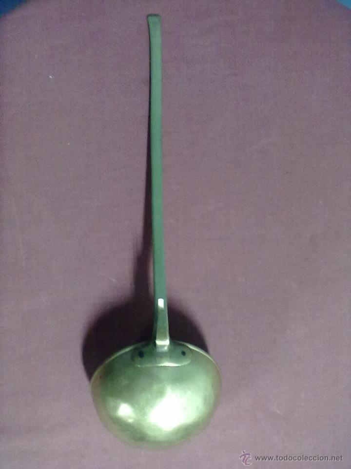 Antig&uuml;edades: CAZO DE LATON PULIDO Y BARNIZADO - Foto 2