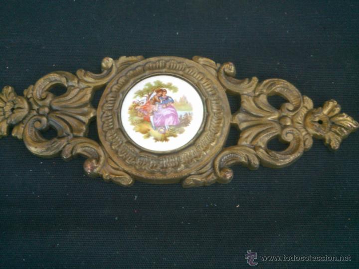 Antig&uuml;edades: DECORATIVO MOTIVO EN CHAPA  DORADA. 20X7CM