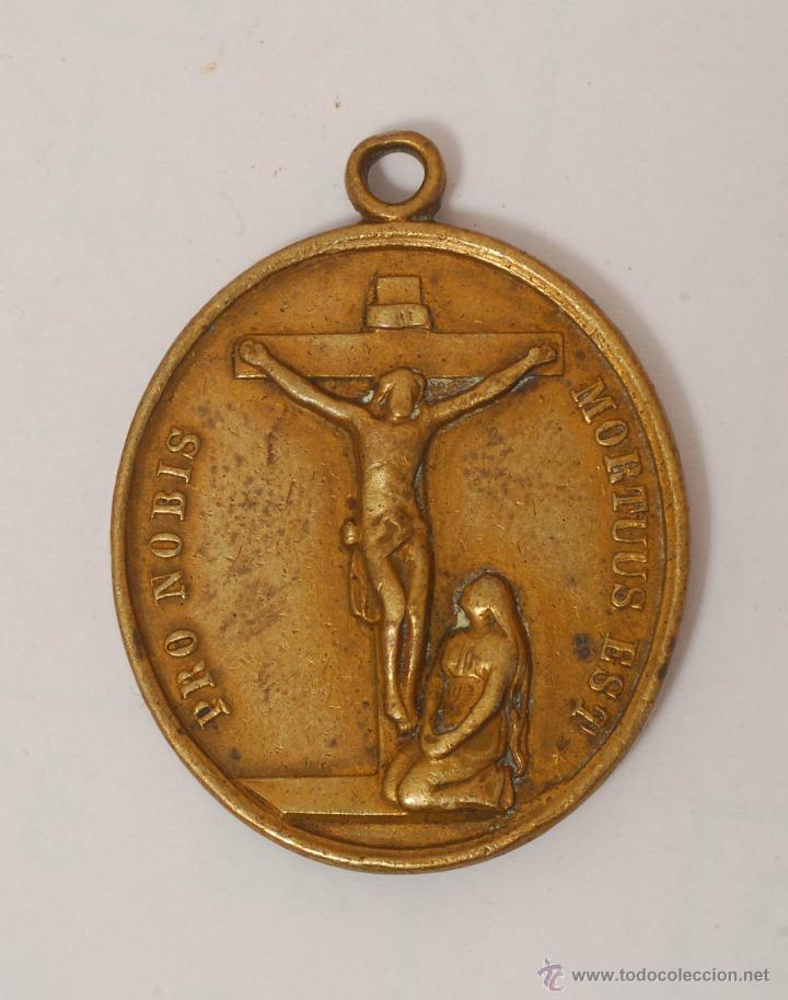 Antig&uuml;edades: Medalla de la Virgen Dolorosa en bronce. - Foto 2