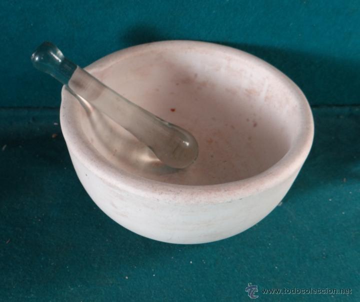 Antiguidades: ANTIGUO MORTERO DE PORCELANA SIN VITRIFICAR CON SU MAZO DE CRISTAL. QUIMICA. FARMACIA.