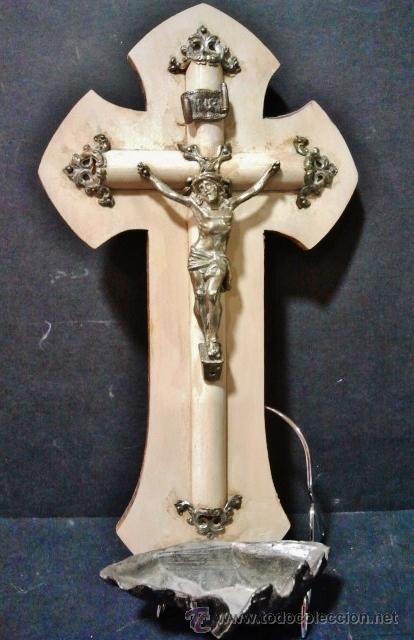 Antig&uuml;edades: Benditera de madera y metal con Cristo y concha. - Foto 1