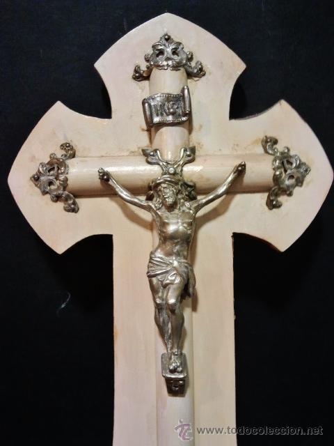 Antig&uuml;edades: Benditera de madera y metal con Cristo y concha. - Foto 2