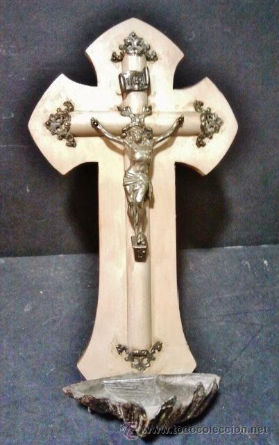 Antig&uuml;edades: Benditera de madera y metal con Cristo y concha. - Foto 3