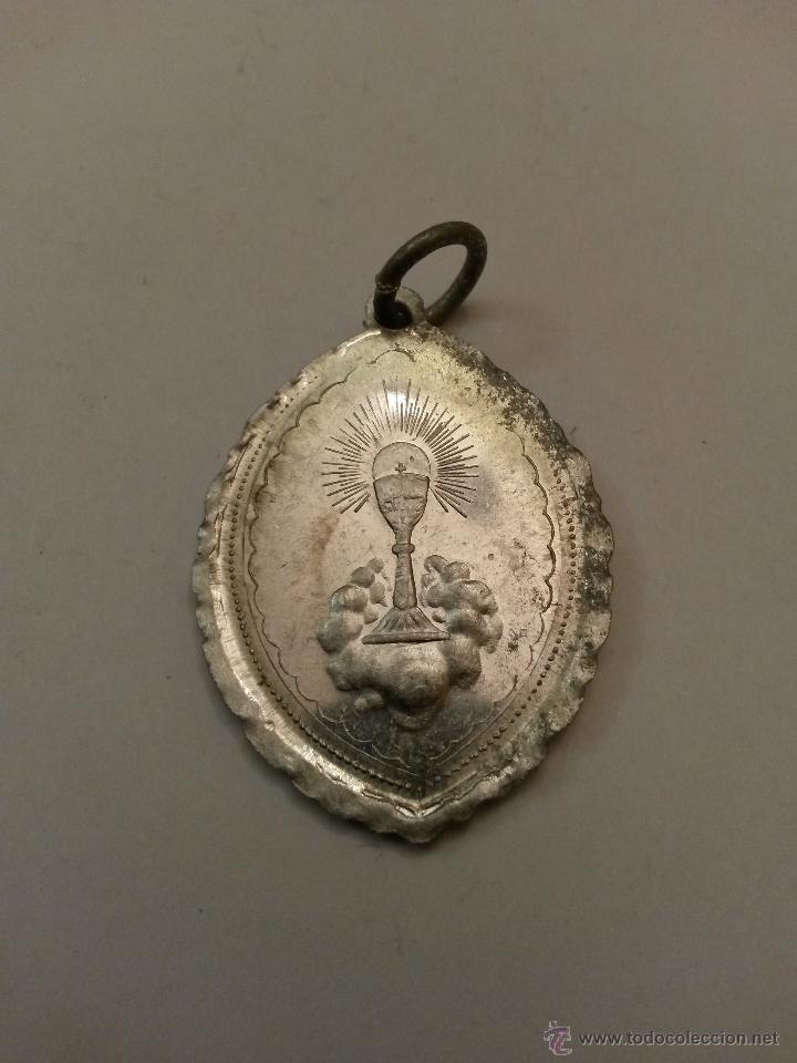 Antig&uuml;edades: Medalla primera comunion 2 caras 3,7 x 2,7 cms - Foto 2