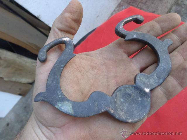 Antig&uuml;edades: Asa de brasero gotica de bronce - Foto 2