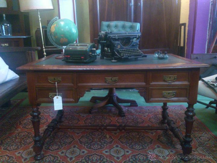 Antig&uuml;edades: Mesa de casta&ntilde;o en tapa de PIEL - Foto 1