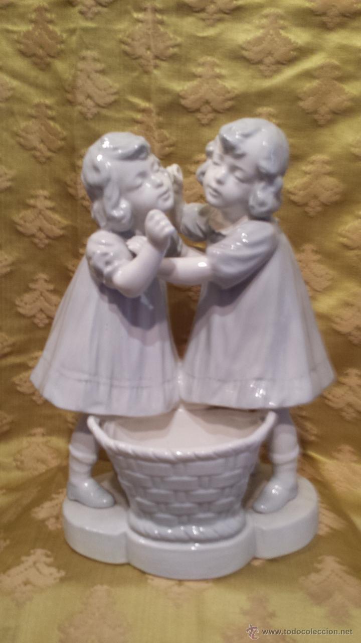 Antig&uuml;edades: figura ni&ntilde;as jugando - Foto 1