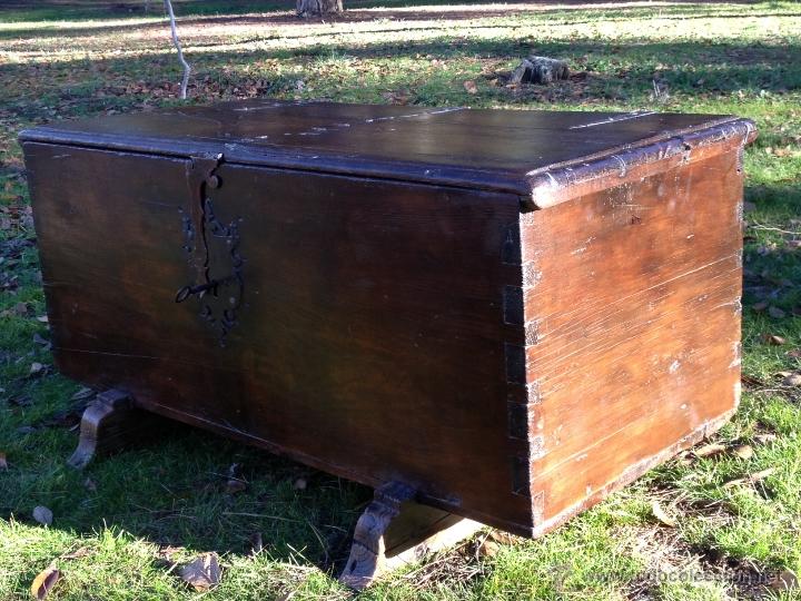 Antig&uuml;edades: Arc&oacute;n andaluz, ba&uacute;l con patas de batac&oacute;n. - Foto 1