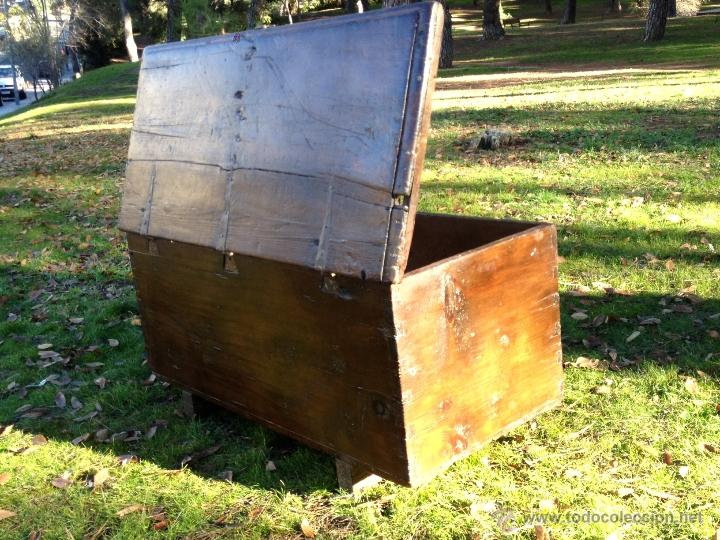 Antig&uuml;edades: Arc&oacute;n andaluz, ba&uacute;l con patas de batac&oacute;n. - Foto 3