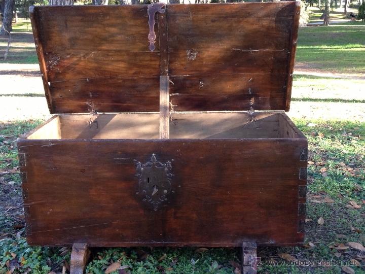 Antig&uuml;edades: Arc&oacute;n andaluz, ba&uacute;l con patas de batac&oacute;n. - Foto 4