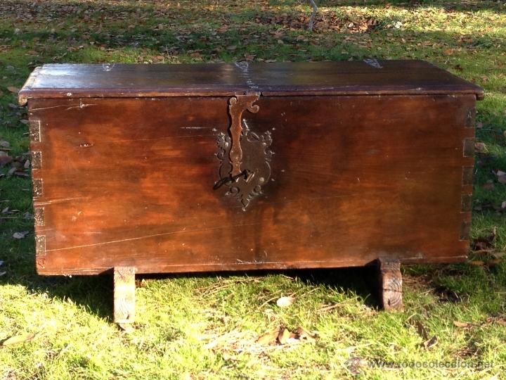 Antig&uuml;edades: Arc&oacute;n andaluz, ba&uacute;l con patas de batac&oacute;n. - Foto 5