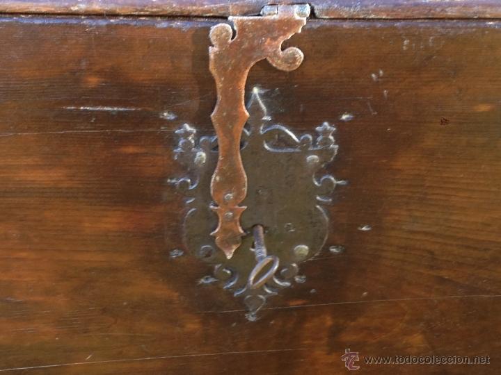 Antig&uuml;edades: Arc&oacute;n andaluz, ba&uacute;l con patas de batac&oacute;n. - Foto 9