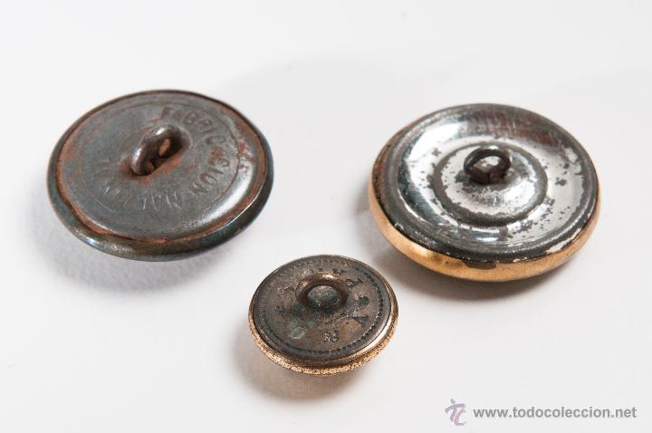 Antig&uuml;edades: 3 BOTONES DE TRAJES - Foto 5