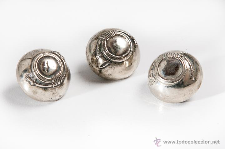 Antig&uuml;edades: 3 BOTONES DE METAL GRAVADO - Foto 1