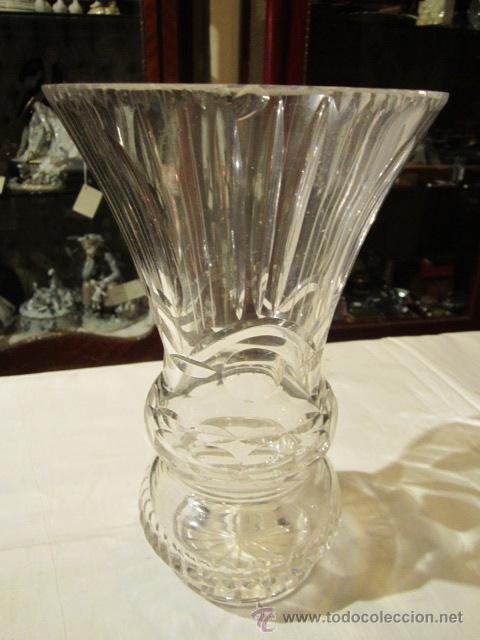 Antigüedades: Jarrón de cristal tallado, de principios del S. XX. Tiene toque en el borde. 24 cms. altura.