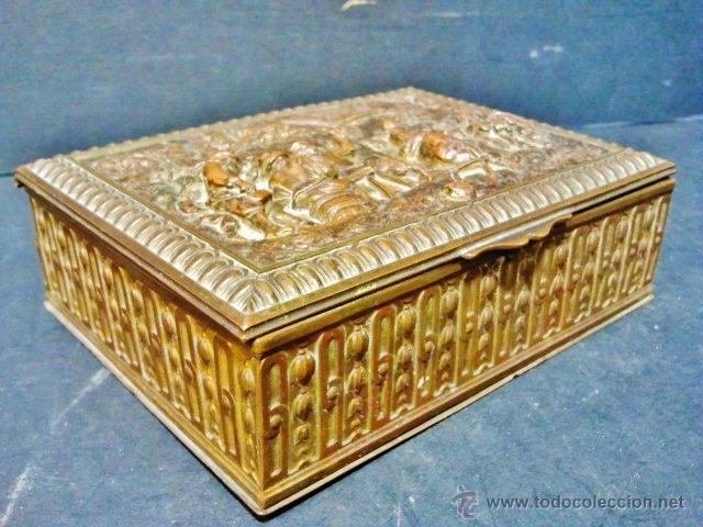 Antig&uuml;edades: Caja de bronce con interior en madera. En la tapa representada una escena de taberna. - Foto 1