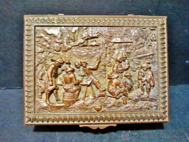 Antig&uuml;edades: Caja de bronce con interior en madera. En la tapa representada una escena de taberna. - Foto 2