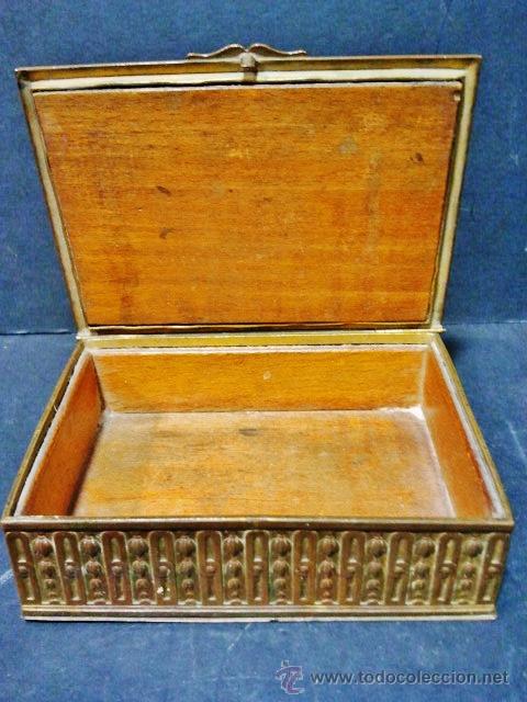 Antig&uuml;edades: Caja de bronce con interior en madera. En la tapa representada una escena de taberna. - Foto 3